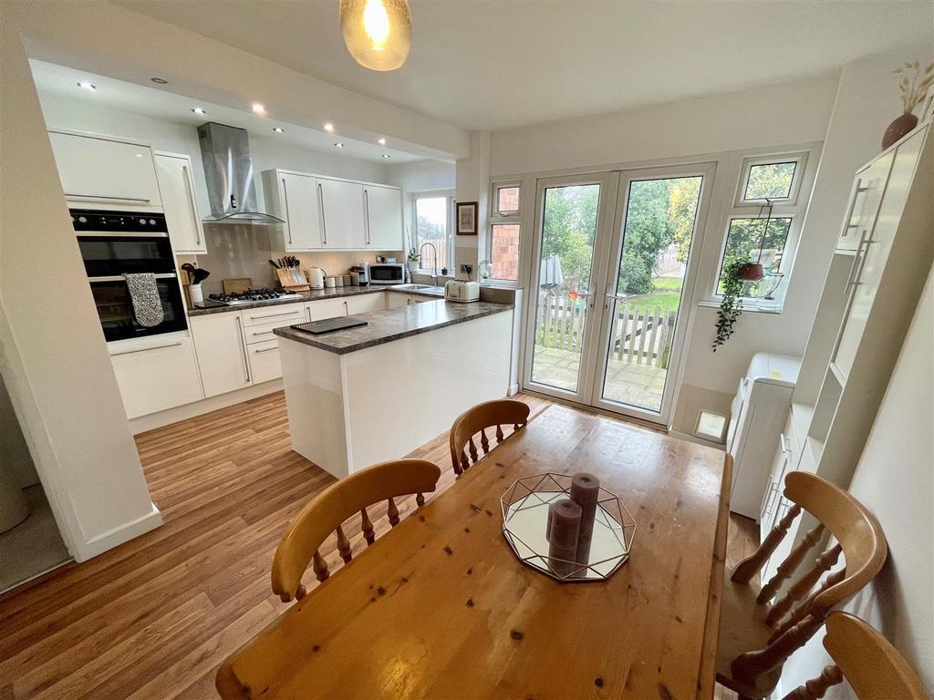 Pierce Avenue, Olton, Solihull 3 bed semidetached house £299,950