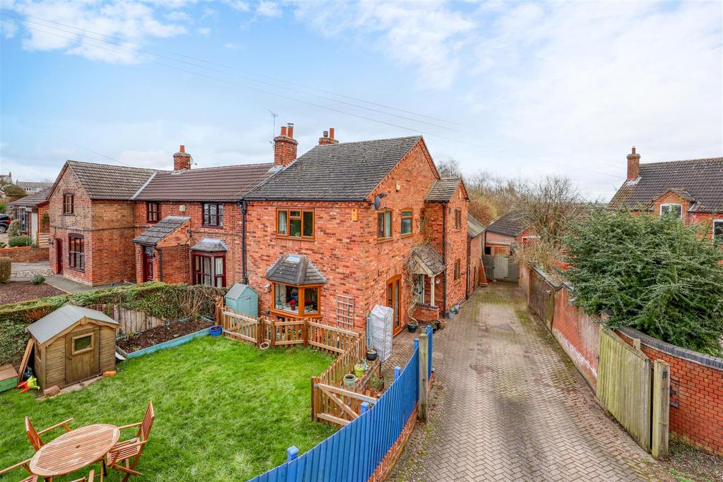 The Green, Newton Burgoland 3 bed cottage £300,000