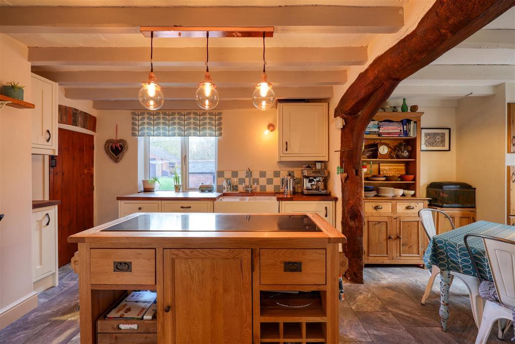 The Green, Newton Burgoland 3 bed cottage £300,000