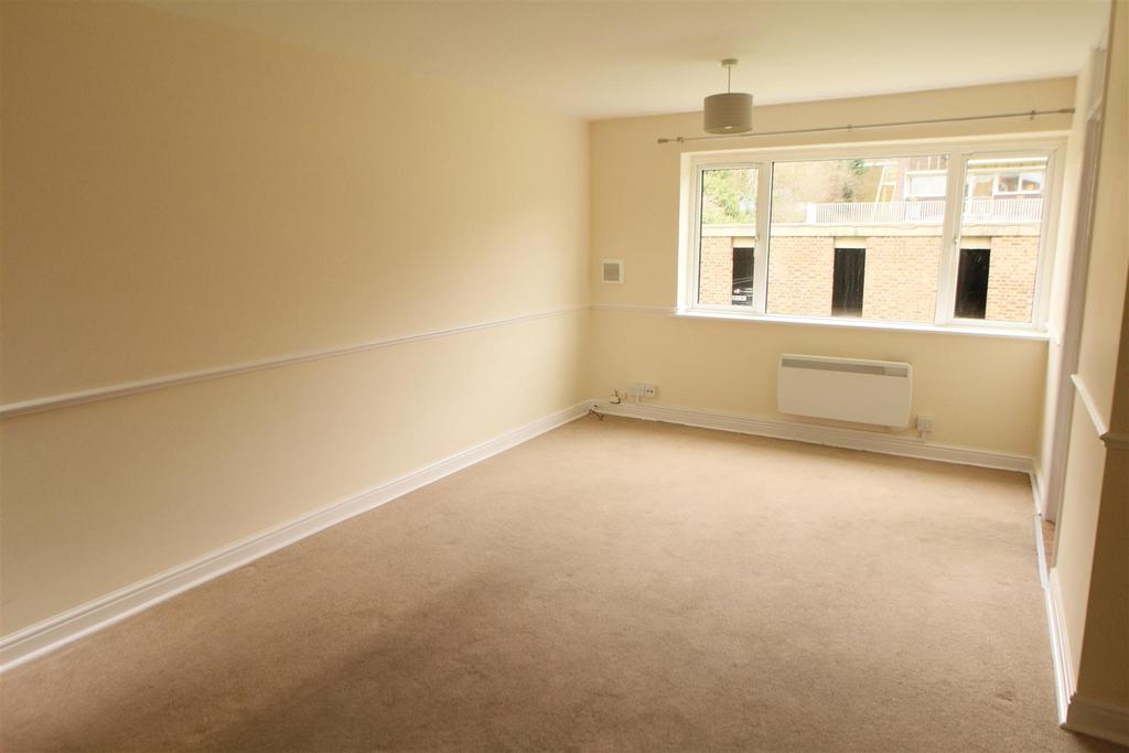 Hillside, HODDESDON 2 bed flat £225,000