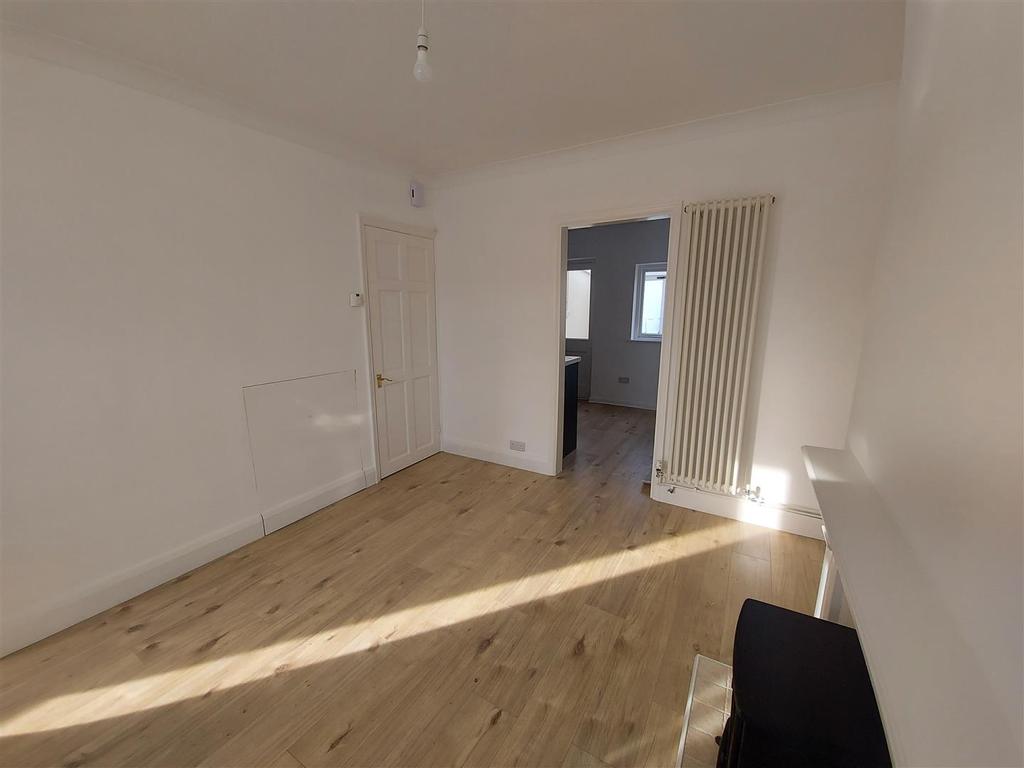 Devon Road, South Darenth, Dartford 2 bed terraced house £1,200 pcm