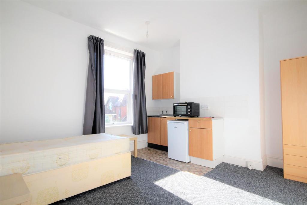 Westby Road, Studio £525 pcm (£121 pw)