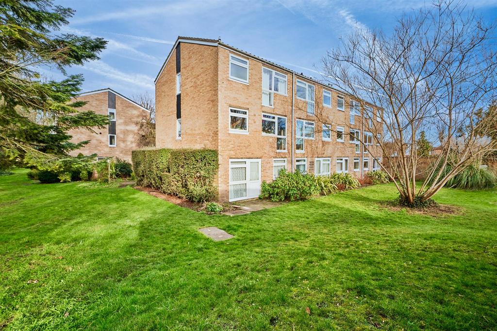 Harrowdene Gardens, Teddington 2 bed apartment £535,000