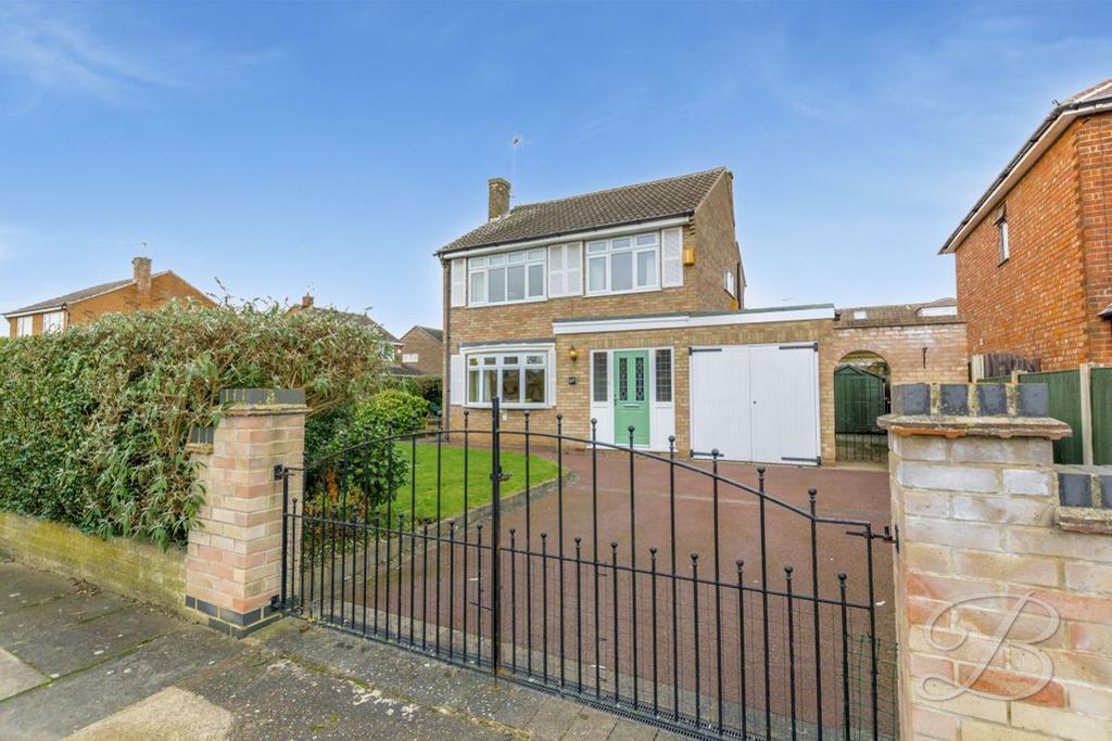 Rutland Avenue, Toton, NG9 6EP 3 bed detached house £1,150 pcm (£265 pw)