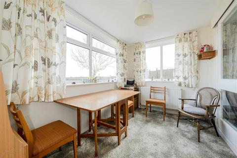 104 Fosseway Avenue, Moreton-in-marsh, GL56 0EA