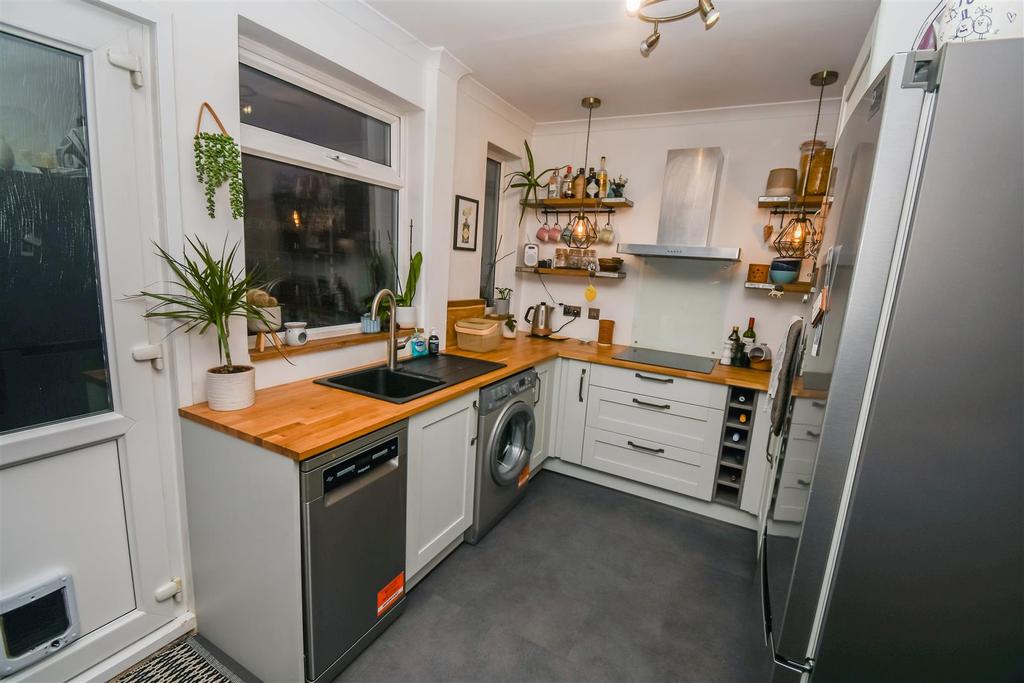 Bromwich Road, Willerby, 2 bed terraced house £140,000