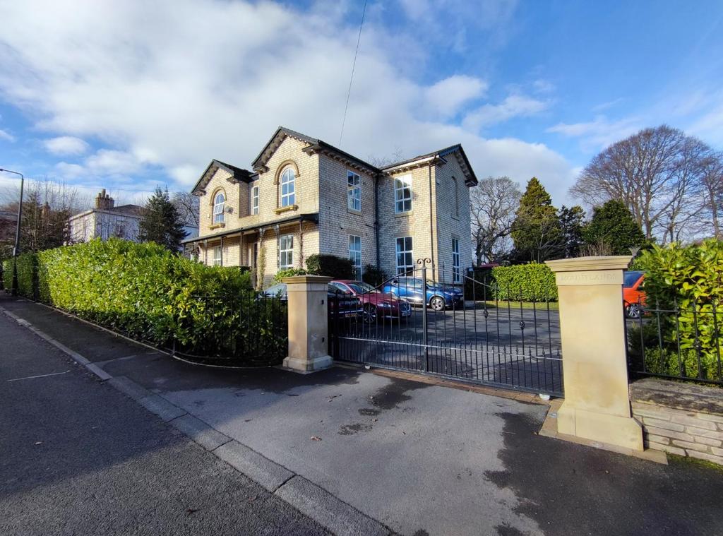 The Mount, Altrincham 3 bed duplex £1,300 pcm (£300 pw)