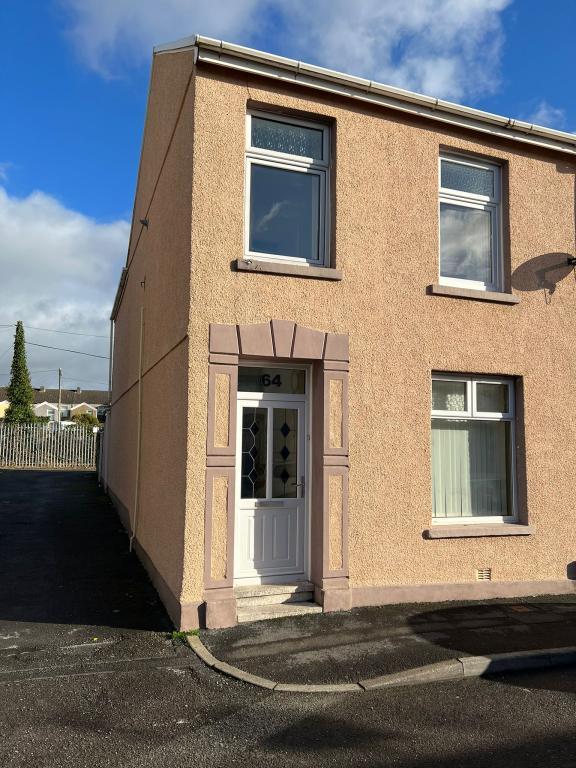 64 Bryn Road,Llanelli 3 bed end of terrace house £700 pcm (£162 pw)