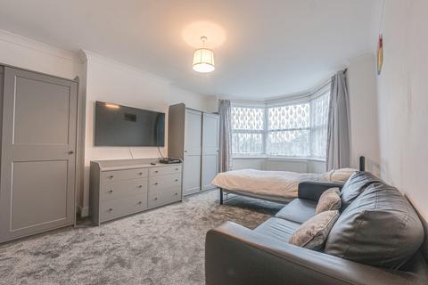 2 bedroom flat for sale, London Road, Leigh-on-sea, SS9