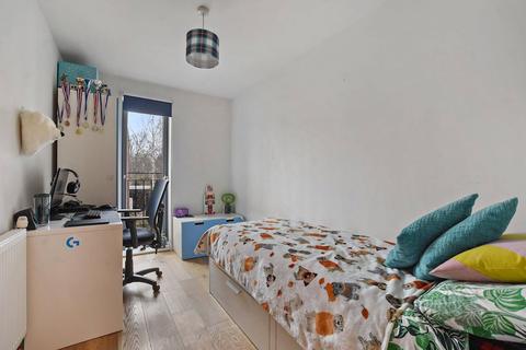21 Leverton Close, London, N22 7BT