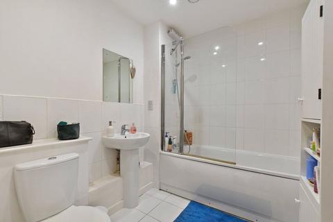 21 Leverton Close, London, N22 7BT