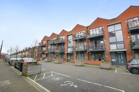 21 Leverton Close, London, N22 7BT