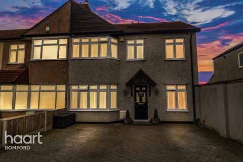 11 Ramsden Drive, Collier Row, Romford, RM5 2NJ