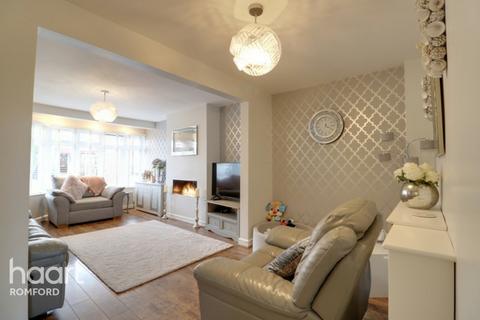 11 Ramsden Drive, Collier Row, Romford, RM5 2NJ