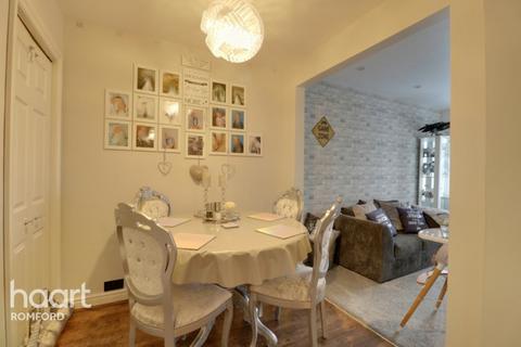 11 Ramsden Drive, Collier Row, Romford, RM5 2NJ