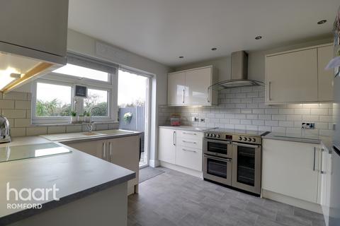 11 Ramsden Drive, Collier Row, Romford, RM5 2NJ