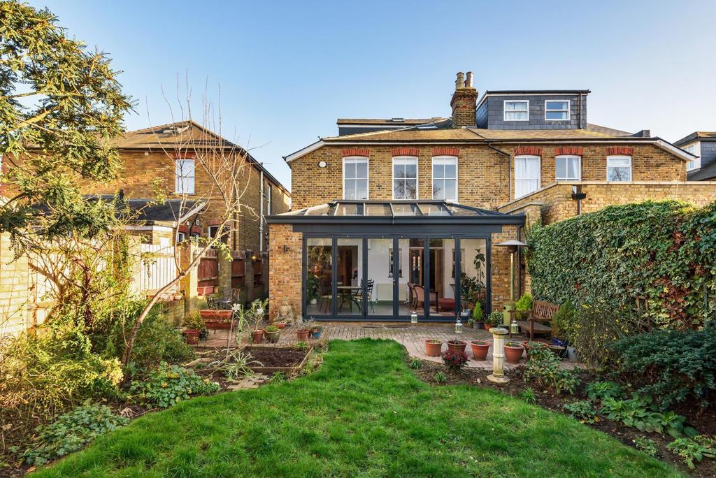 Winchester Road, WaltonOnThames, KT12 5 bed semidetached house £