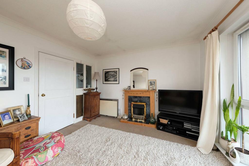 9/7 Connaught Place, Trinity... 2 bed flat £210,000