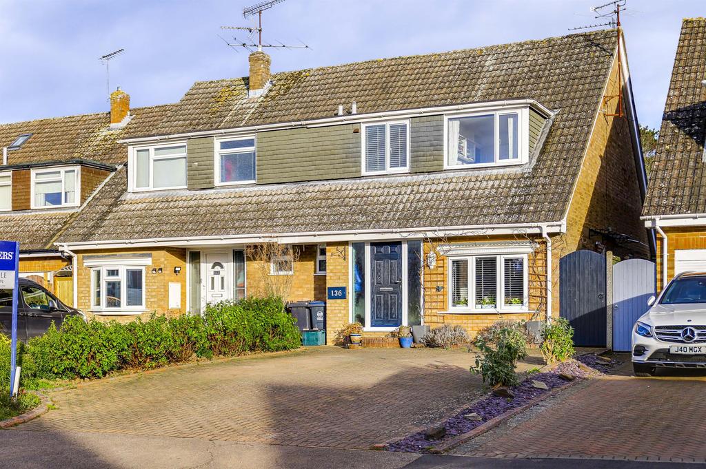 Fairfield, Buntingford, SG9 9NZ 4 bed semidetached house £525,000
