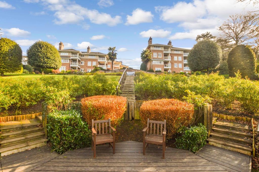 Oatlands Drive, Weybridge, Surrey, KT13 3 bed penthouse £950,000