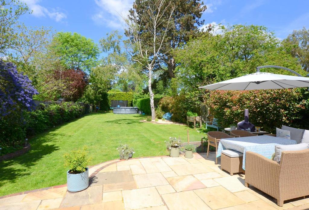 East Lane, West Horsley, KT24 5 bed semidetached house £1,225,000