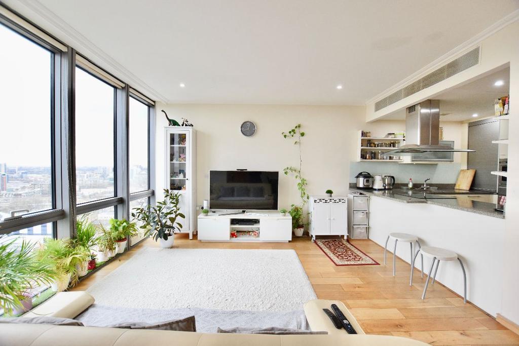 West India Quay, E14 2 bed apartment £2,450 pcm (£565 pw)