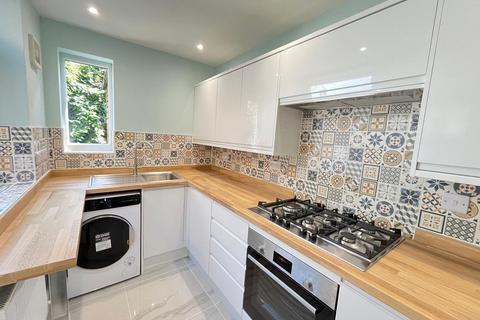 2 bedroom terraced house to rent, Henton Road, West End