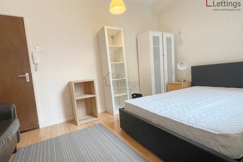 Studio to rent, Hartley Road, Radford