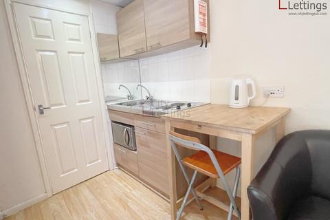 Studio to rent, Hartley Road, Radford