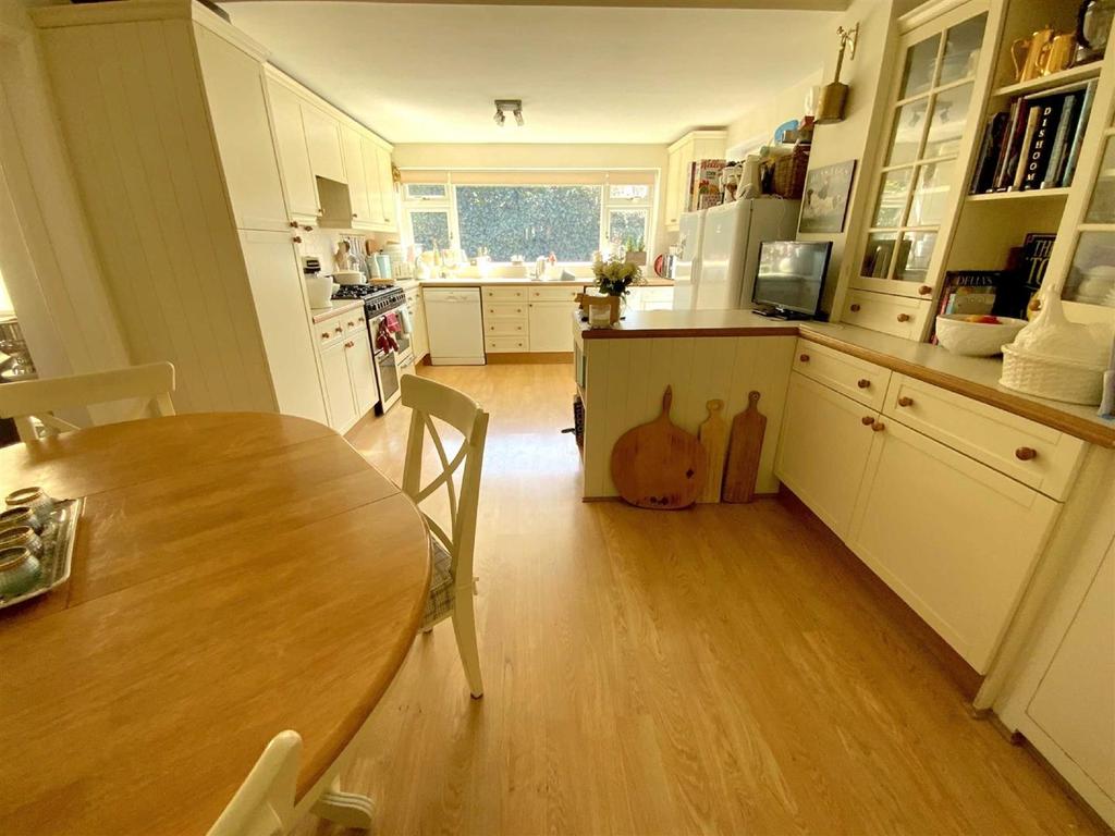 Taylors Avenue, Cleethorpes 5 bed detached house £380,000