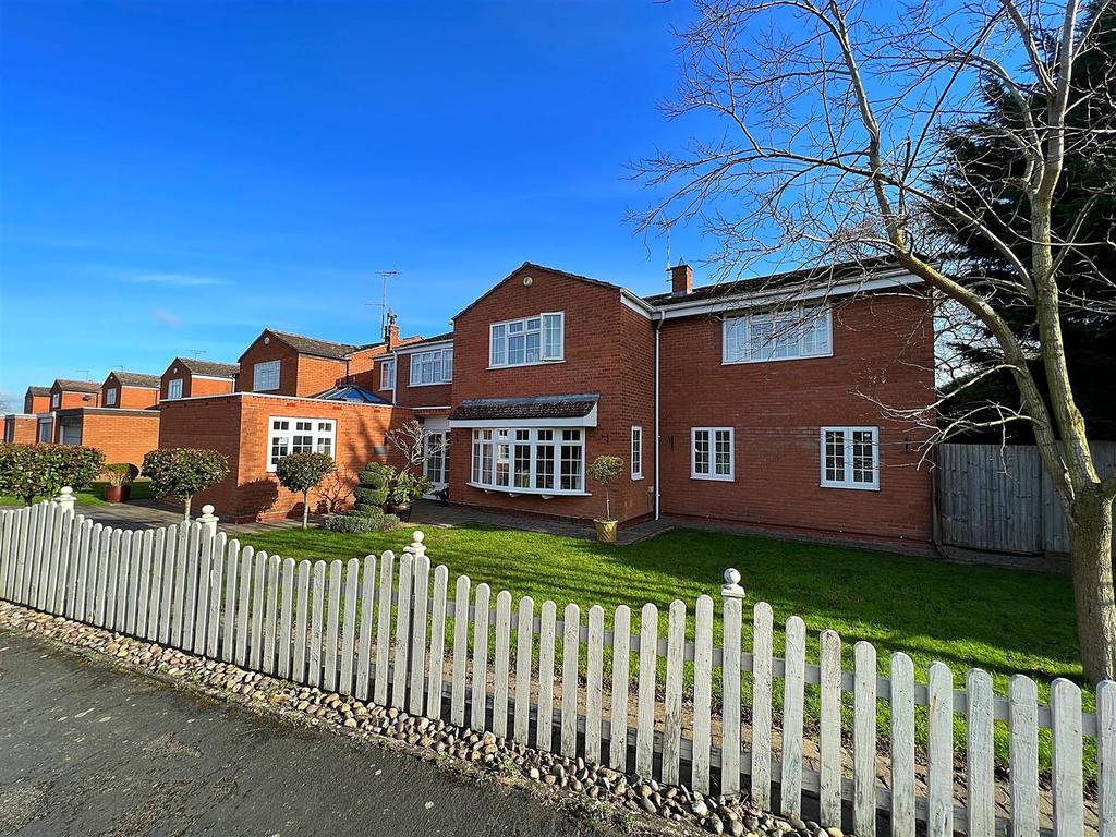 Newstead Drive, Southam 5 bed detached house £950,000
