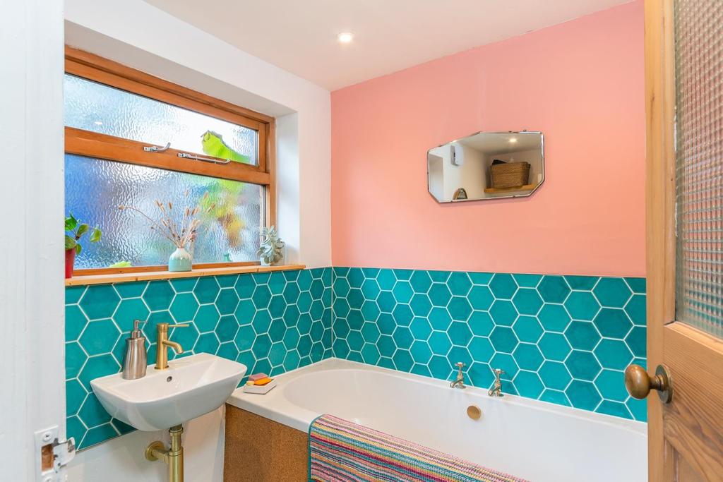 DAORDERFLA80 - Bathroom D.jpg