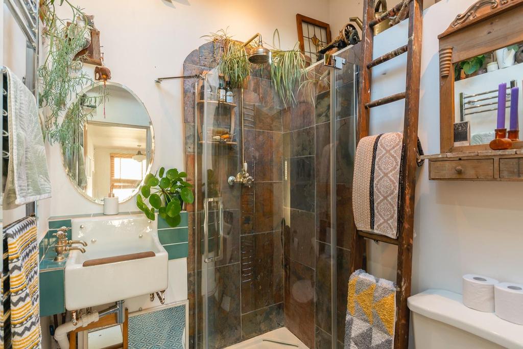 DAORDERFLA80 - Shower Room B.jpg