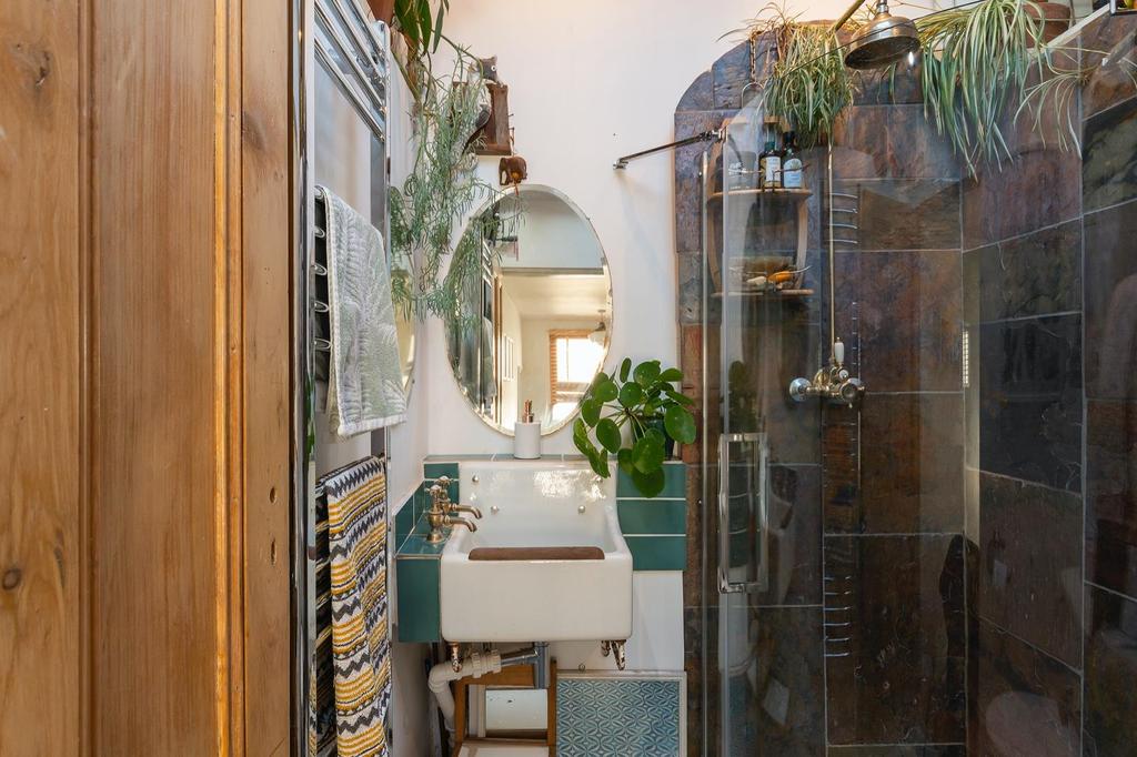 DAORDERFLA80 - Shower Room A.jpg