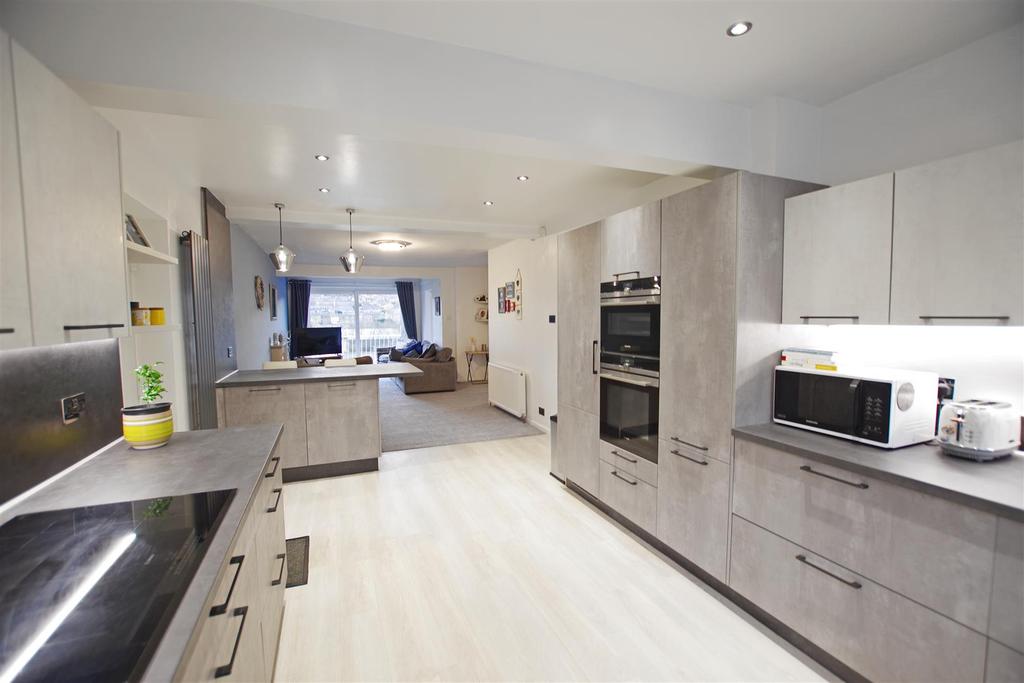 High Meadows, Greetland 5 bed house £325,000