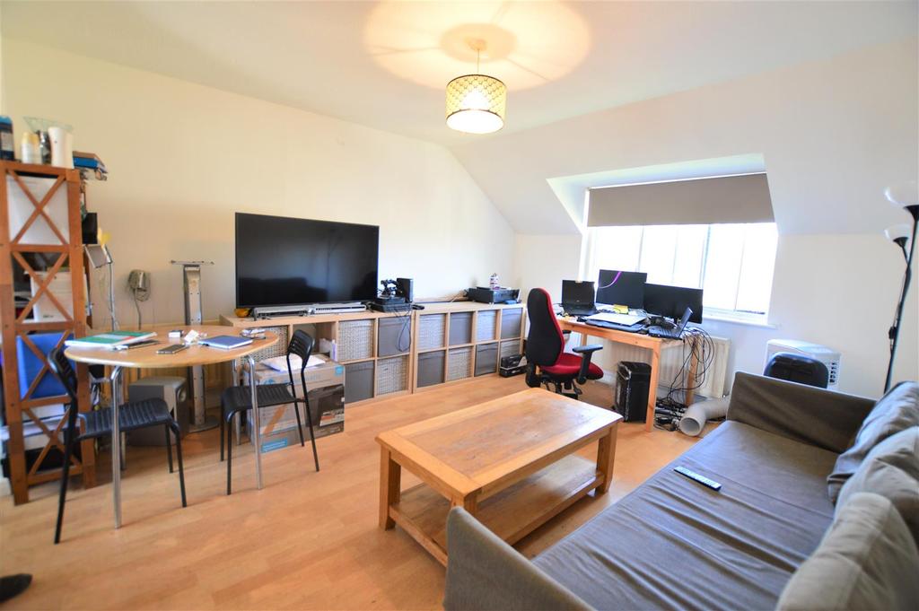 Albany Park, Colnbrook, Berkshire 1 Bed Flat - £850 Pcm (£196 Pw)