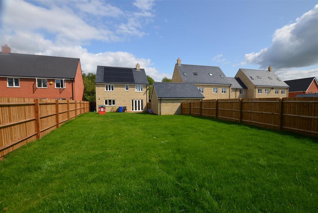 Vulcan View, Bicester 4 bed detached house £550,000