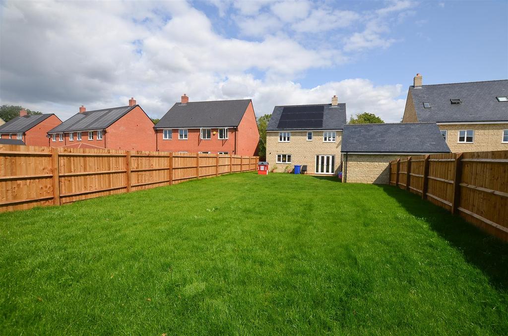 Vulcan View, Bicester 4 bed detached house £550,000