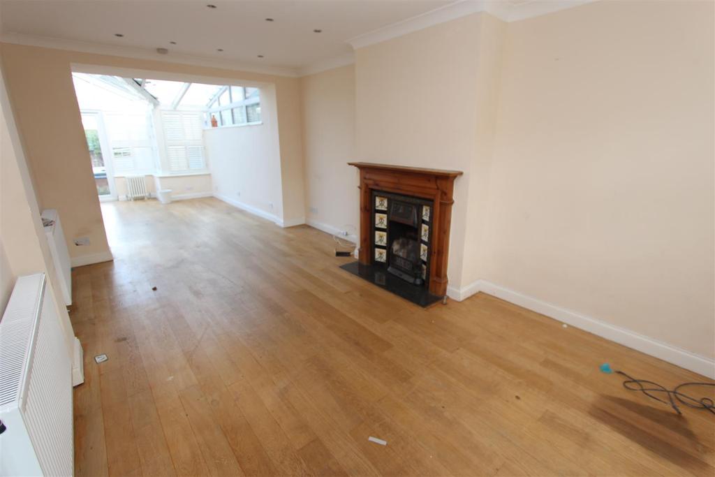 Maida Avenue, North Chingford 3 bed end of terrace house £450,000