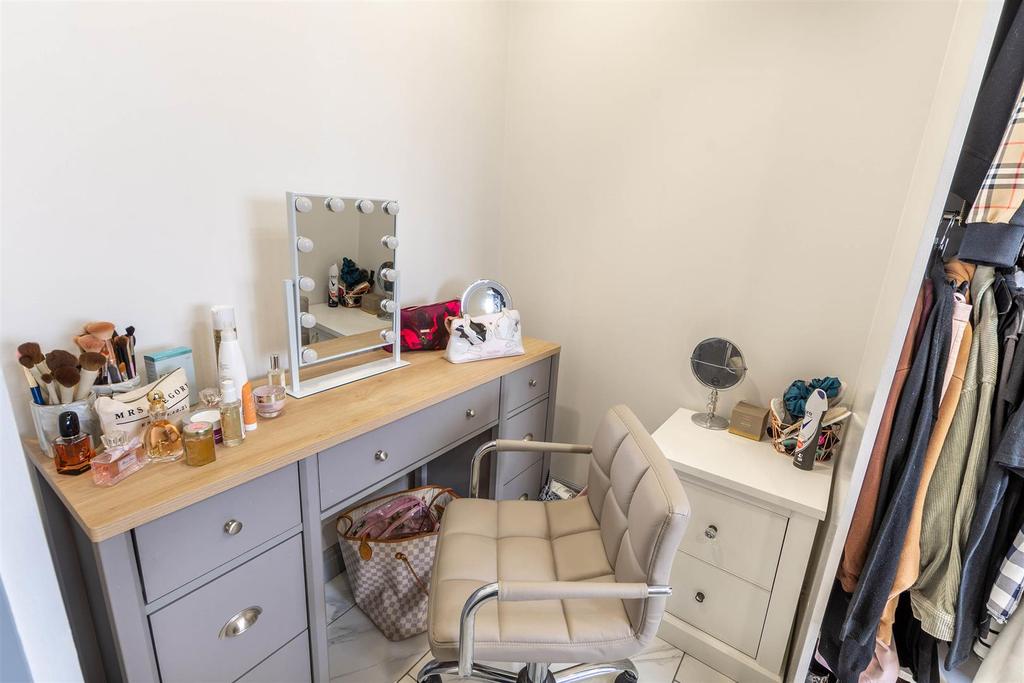 Bedroom 4 dressing room 1.jpg