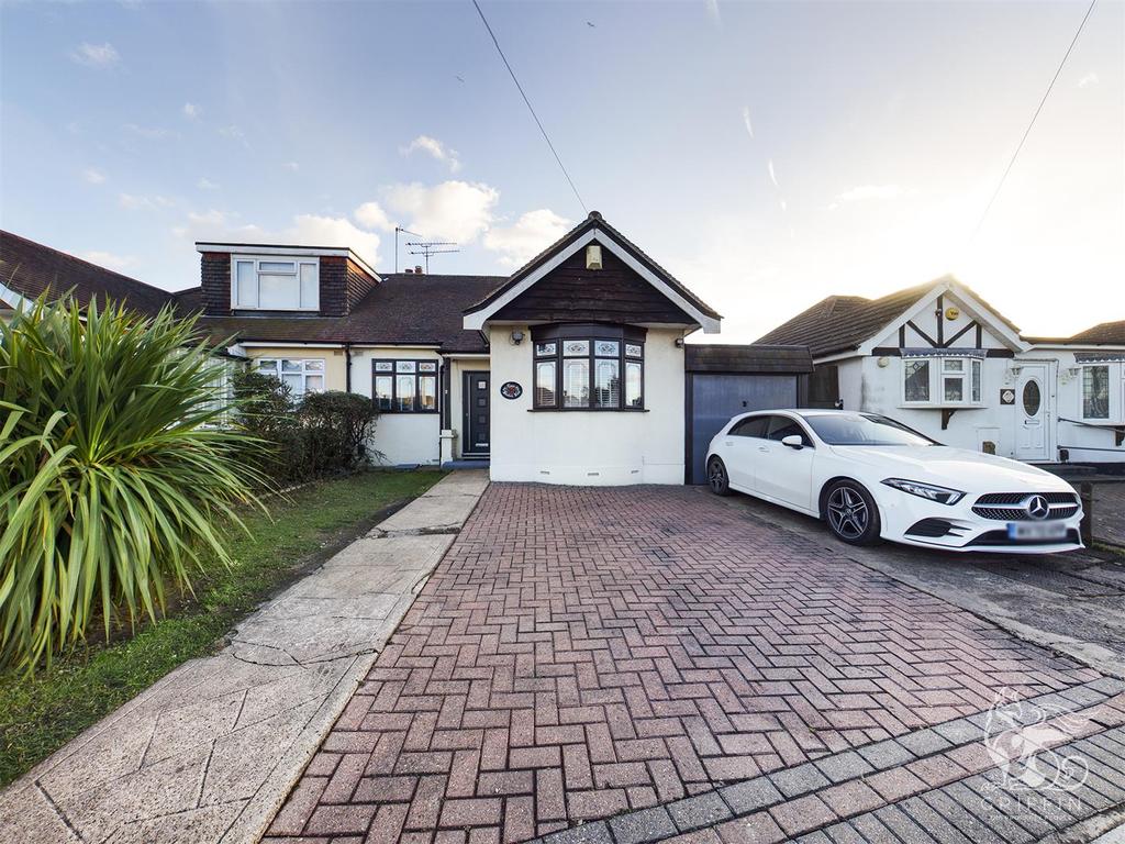 Buxton Road, Woodside, Grays 3 bed bungalow £440,000
