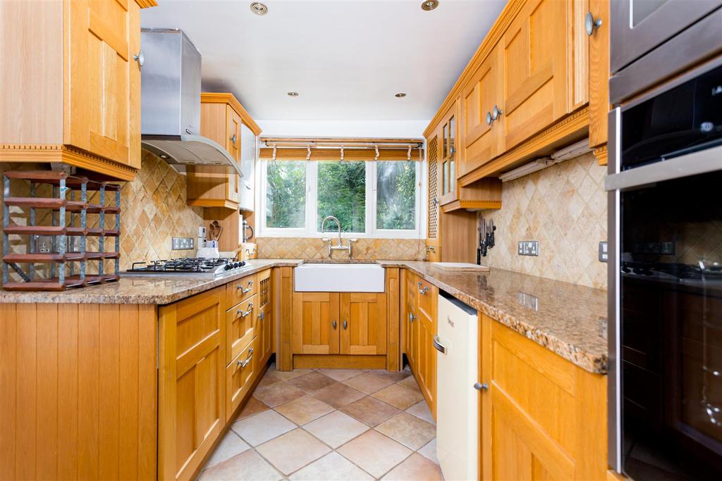Peach Road, Queens Park W10 2 bed house £2,500 pcm (£577 pw)