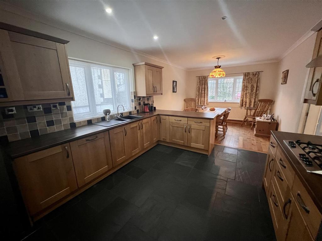 Aberlash Road, Ammanford 4 bed detached bungalow £365,000