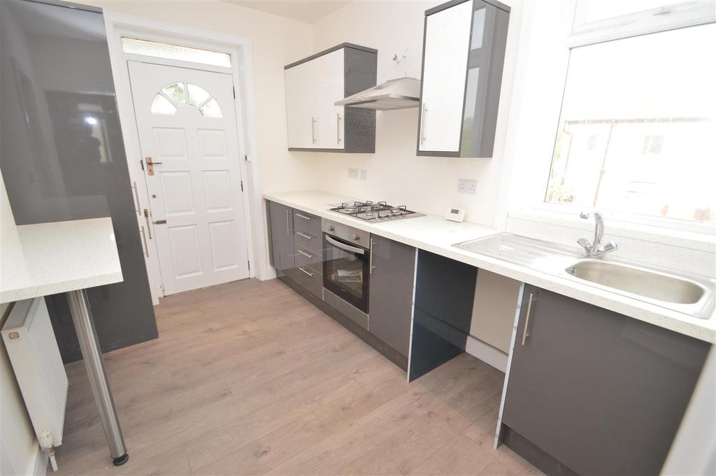 Mountfield Road, Waterloo, Huddersfield, HD5 8QY 4 bed semidetached