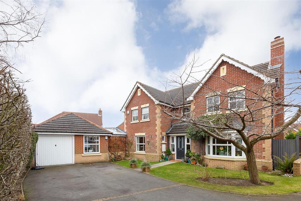 Shawbrow Close, Haydon Grange... 4 bed detached house £500,000