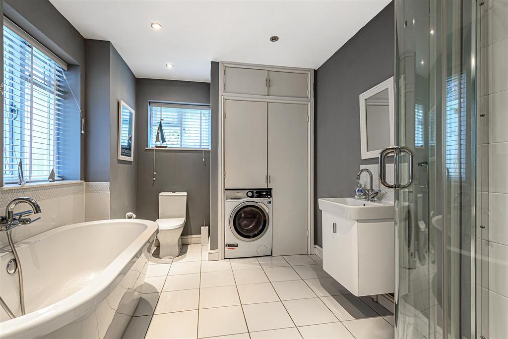 Bathroom (2).jpg