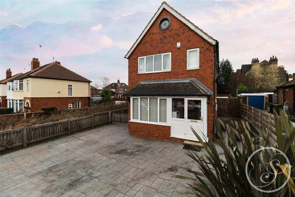 Knightsway, Leeds 3 bed detached house £315,000