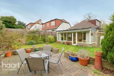 3 bedroom detached bungalow for sale - Green Road, London