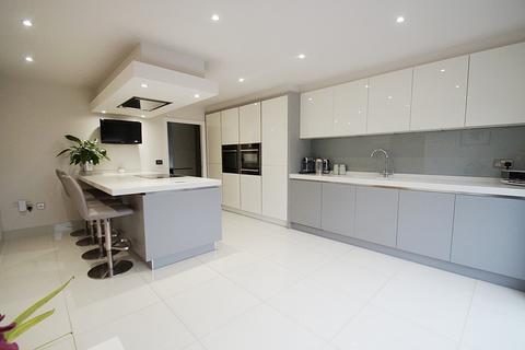 9 Green View Chase, Grotton, Oldham, OL4 5QN