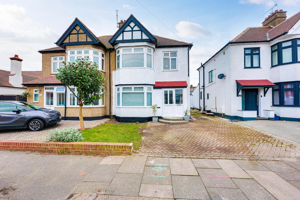 Thorpedene Gardens, Southendonsea, SS3 3 bed semidetached house £